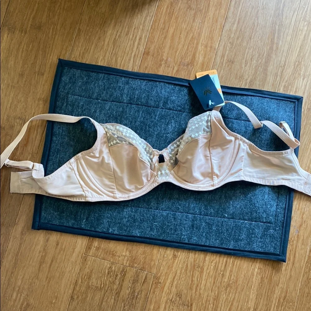 Wacoal Cream Lace Underwire Bra - Picture 1 of 4